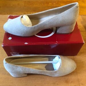 Journee Women's Saarii Pump NIB SZ 7.5 WD Faux Suede 1.5” Block Heels Nude $80